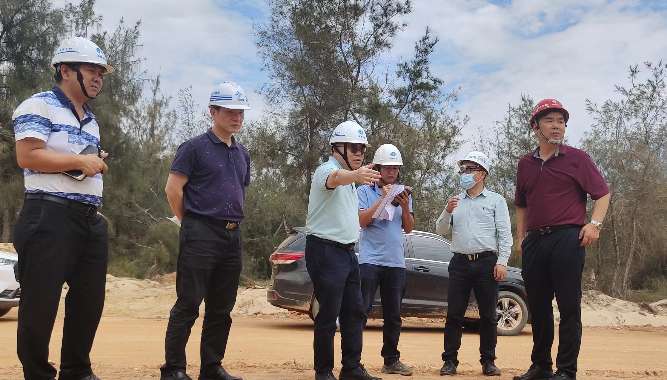 省资规厅调研员梁兆明赴环岛旅游公路项目三工区调研征地拆迁工作
