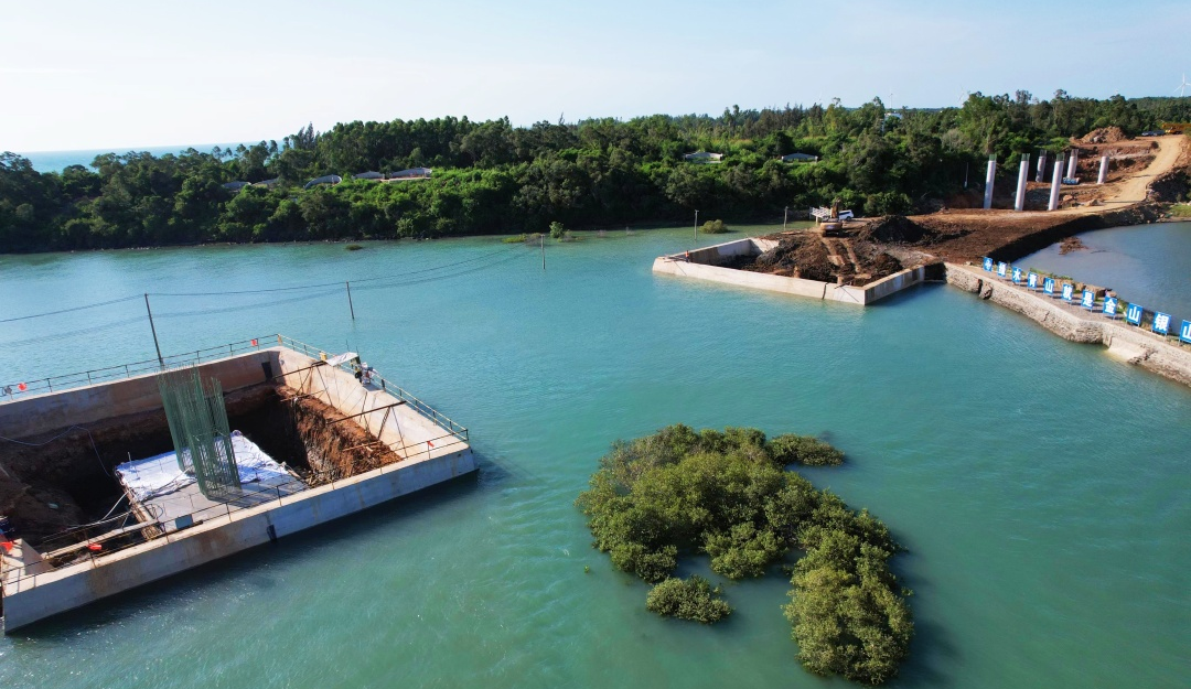 海南环岛旅游公路项目五工区首件桥梁承台大体积混凝土顺利浇筑完成