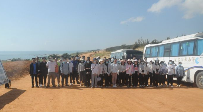 <font color='red'>海南</font>交控新入职员工对环岛旅游公路项目一工区进行参观学习
