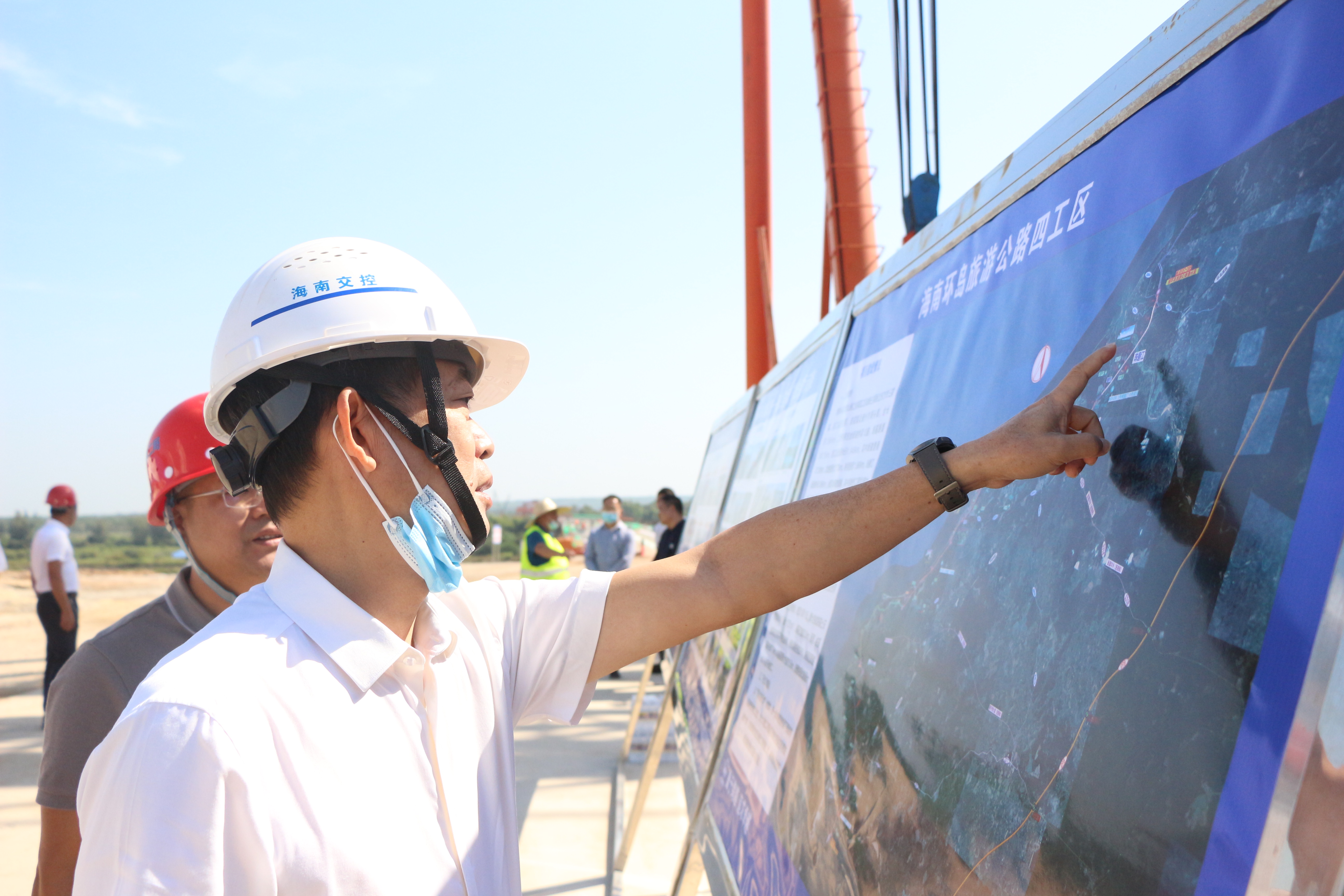 海南交投环岛旅游公路投资开发有限公司总经理吴卓科到环岛旅游公路项目四工区检查指导工作