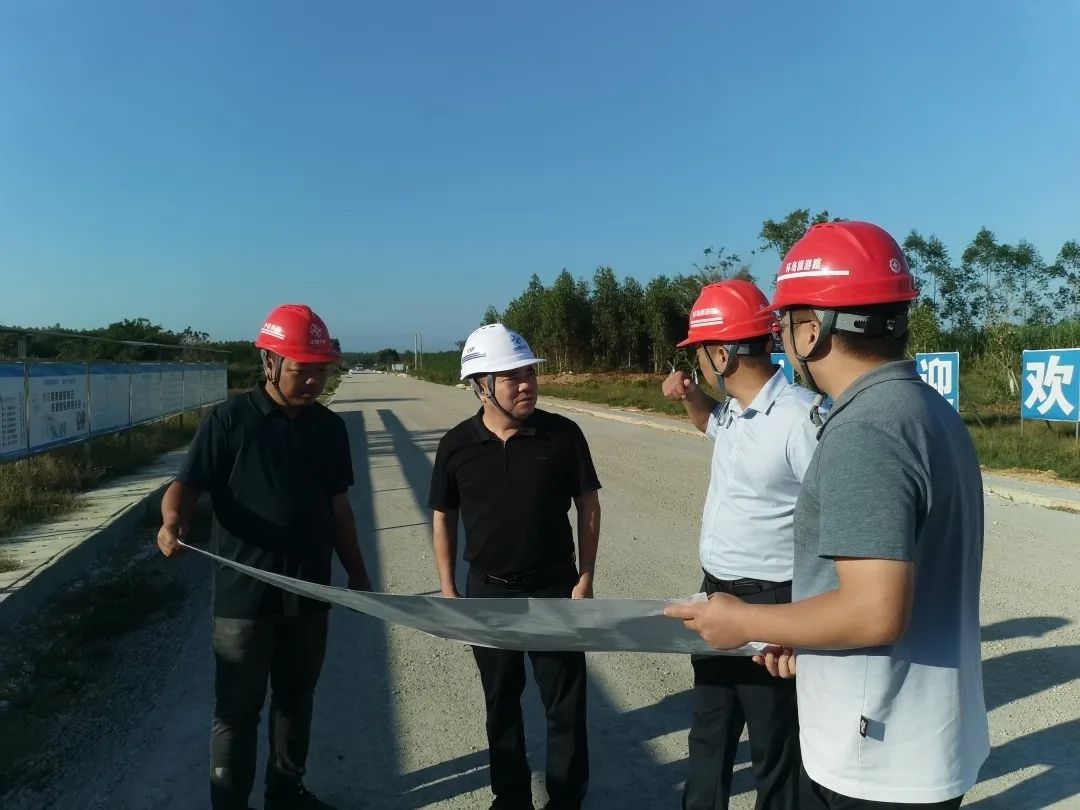 海南交投环岛旅游公路公司董事长王康奋赴海南环岛旅游公路项目五工区检查指导工作