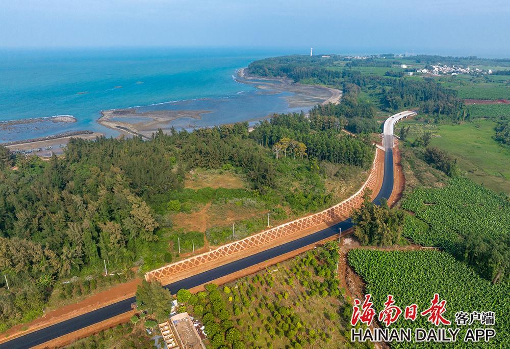 环岛旅游公路澄迈桥头段路面开铺沥青