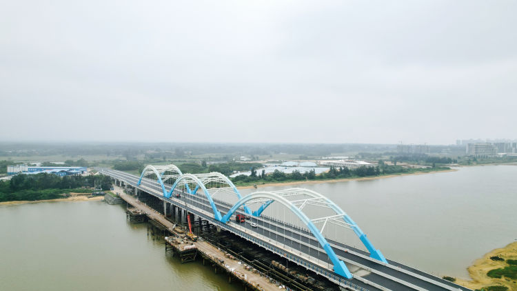 海南省环岛旅游<font color='red'>公路</font>项目第六工区上面层顺利贯通