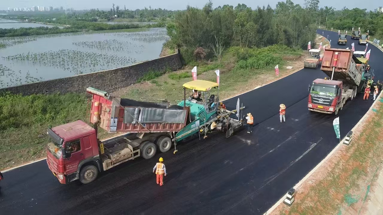 环岛旅游公路环新英湾支线十一工区沥青上面层试验段摊铺新进展