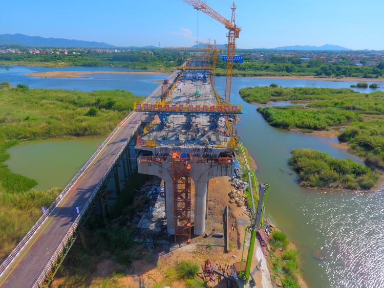 海南环岛旅游公路项目四工区昌化江大桥顺利完成首跨合拢